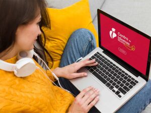 Imagen de chica estudiando el curso básico